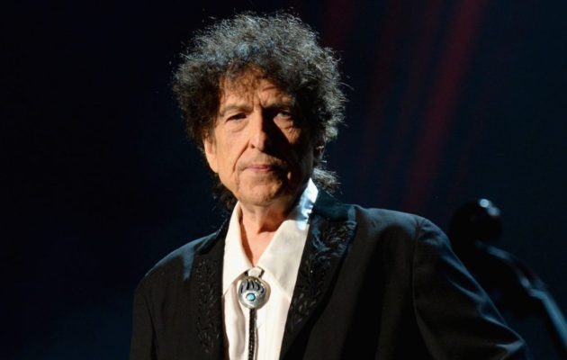 Rod Stewart Mocks Bob Dylan’s Collection of Standards and Live Performances