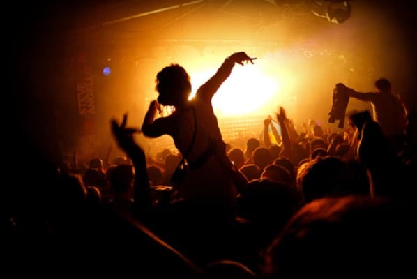 altimage="large crowds"