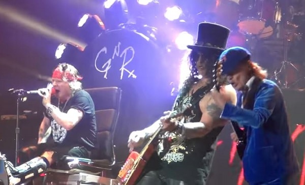 altimage="Angus Young AC/DC"