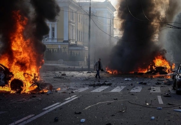 Ukraine Cars burn after a Russian military strike in central Kyiv October 10 2022. REUTERS