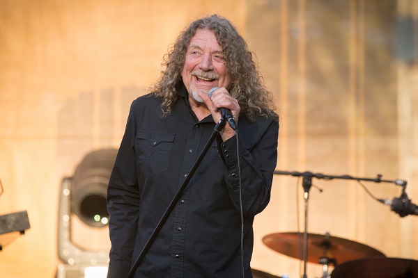 Robert Plant Gives Rare Performance of 'Stairway to Heaven'