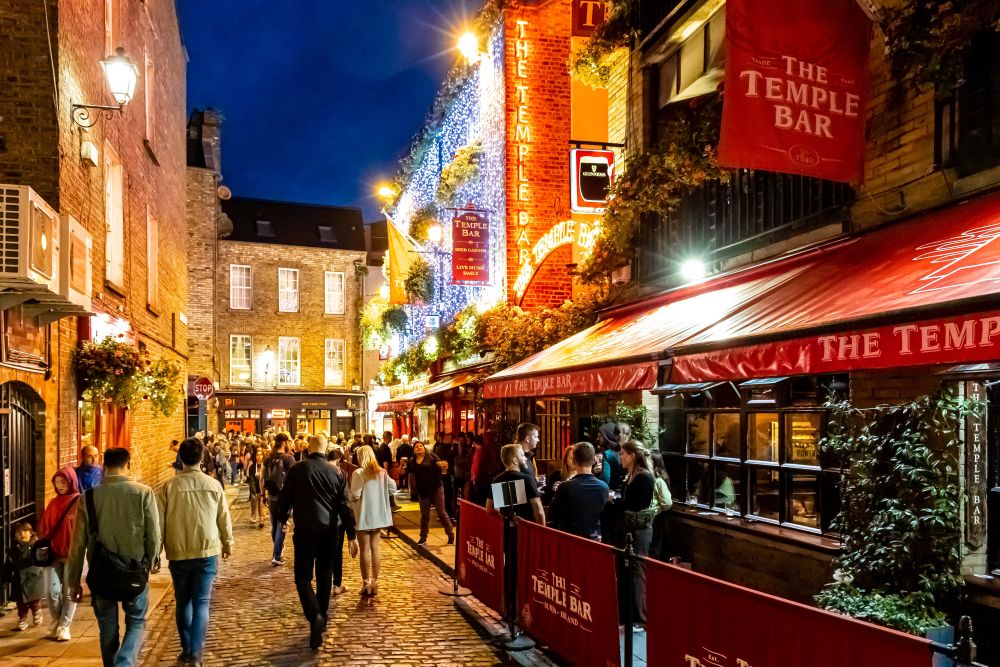 Temple Bar at night
