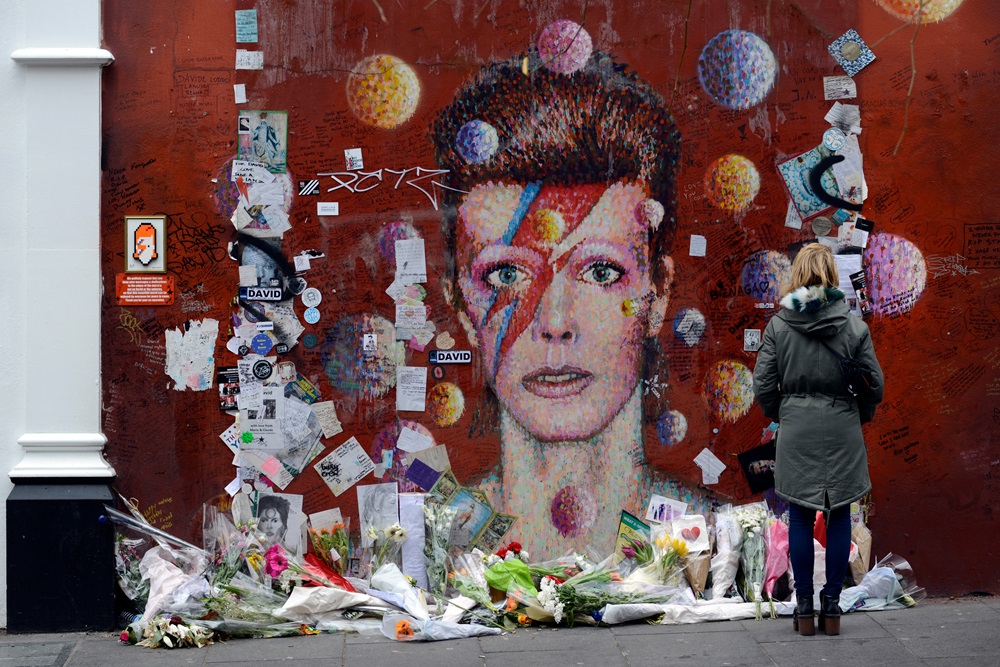 David Bowie&rsquo;s Glastonbury band to recreate his golden years for charity weekend