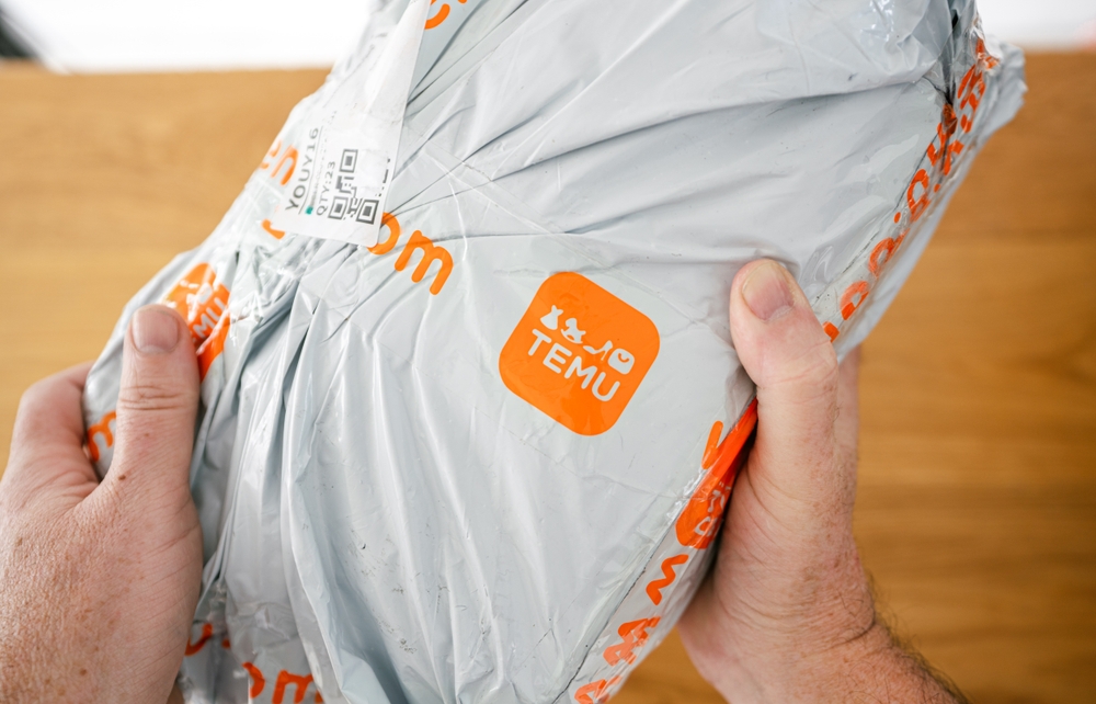Temu package. Audio und werbung, Shutterstock
