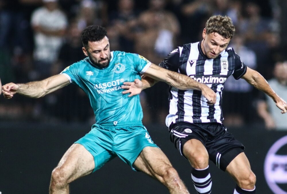PAOK's Fedor Chalov (Right) and Shamrock's Roberto Lopes (Left) fight for the ball during a Europa League Playoffs match. Giannis Papakinos, Shutterstock