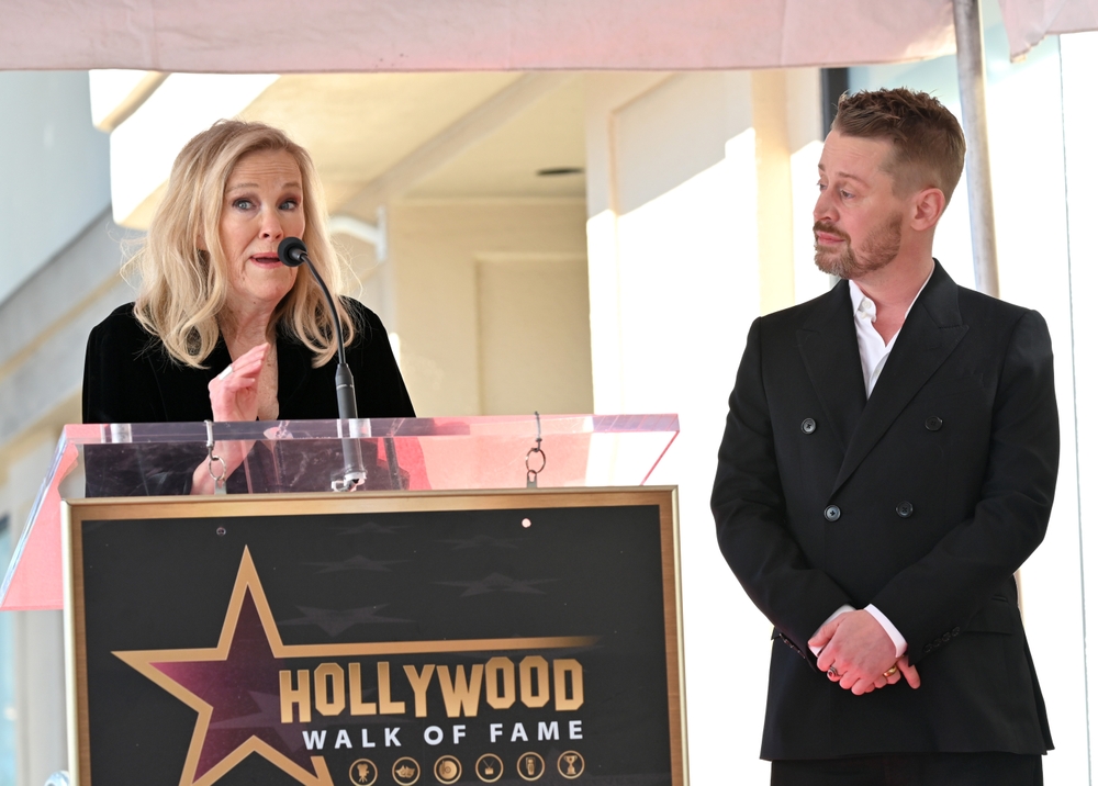 Home Alone Star Pays Emotional Tribute To Catherine O'Hara: 'She Was Our Mama' 7 Catherine O'Hara presents Hollywood Walk Of Fame star to Macaulay Culkin. Photo credit: Featureflash Photo Agency, Shutterstock