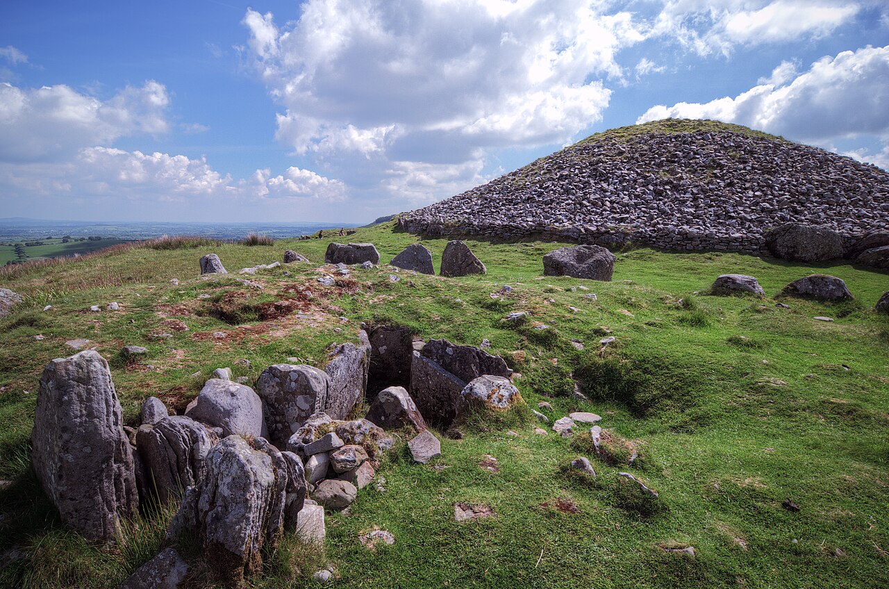 Loughcrew Megalithic Cemetery. Photo credit: Rob Hurson, Wikimedia Commons